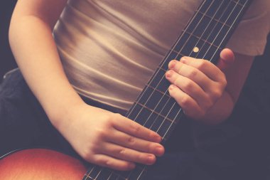 Çocuk eli ve gitar çok yakın, müzik eğitimi var.