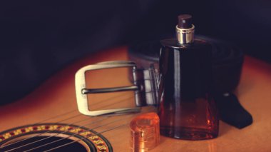 Erkek cam parfümü ve gitar çok yakın, kahverengi