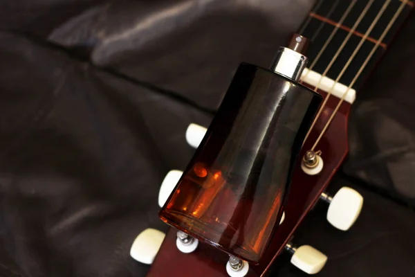 Perfume Vidro Masculino Guitarra Tão Perto Cor Marrom — Fotografia de Stock
