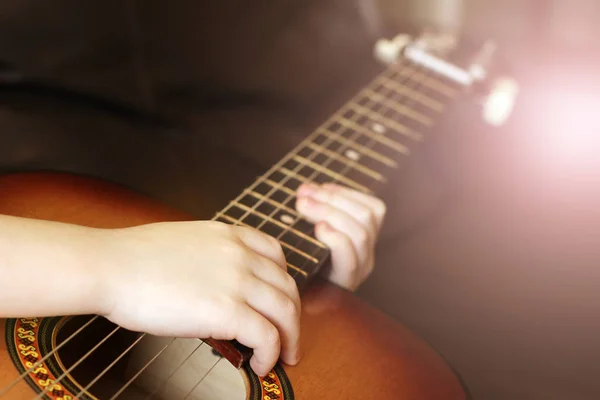 Las Manos Guitarra Los Niños Tan Cerca Entrenamiento Musical —  Fotos de Stock