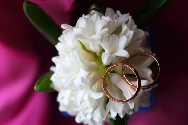 Dois Anéis Casamento Uma Flor Jacinto Branco Tão Perto — Fotografia de Stock