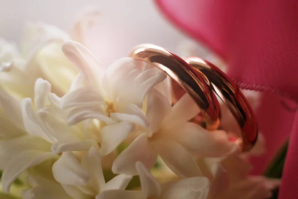 Два Обручки Біла Квітка Гіацинта Близько — стокове фото