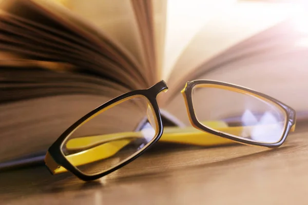 Kırık Sarı Gözlükler Çok Yakın Bir Kitap — Stok fotoğraf