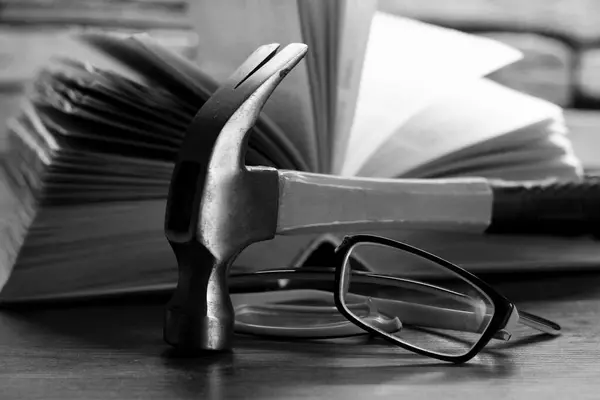 Kırık Gözlükler Bir Hummer Çok Yakın Bir Kitap Siyah Beyaz — Stok fotoğraf