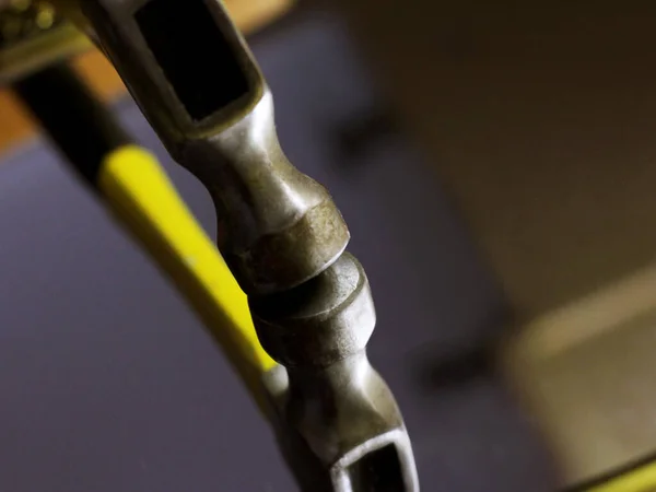 Κίτρινο Σφυρί Ένα Εργαλείο Για Κατασκευή Και Επισκευή Τόσο Κοντά — Φωτογραφία Αρχείου