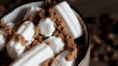 Bu kadar yakın bir bardakta kremalı sıcak çikolata