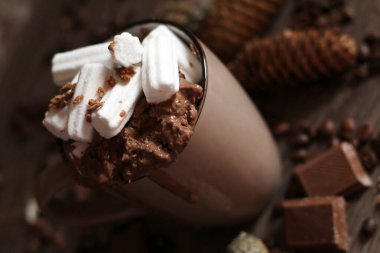 Bu kadar yakın bir bardakta kremalı sıcak çikolata