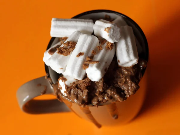 Cokelat Panas Dengan Marshmallow Dalam Cangkir Begitu Dekat — Stok Foto