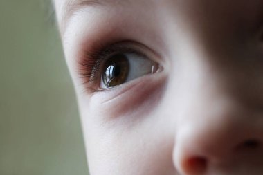 Çocuğun gözü çok yakın, millet.