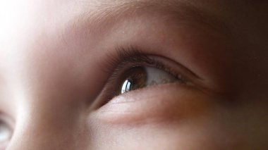 Çocuğun gözü çok yakın, millet.