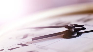 Ofis duvar saatini klasik tarzda çevir, yakın plan.