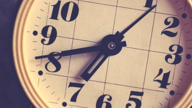 Ofis duvar saatini klasik tarzda çevir, yakın plan.