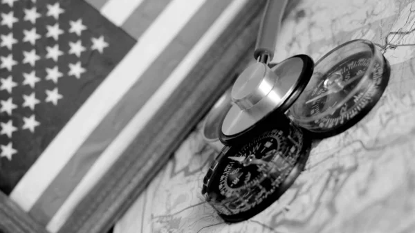 罗盘上的听诊器 美国国旗 黑白的 — 图库照片