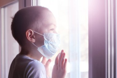 Yüzünde sağlık maskesi olan küçük bir çocuk Çin 'e gitmenin tehlikelerini ve Coronavirus 2019 nKoV Coronavirus' a karşı Çin 'in yakın plan portresi olan Wuhan' dan kaynaklanan güvenlik önlemlerini uyarıyor.