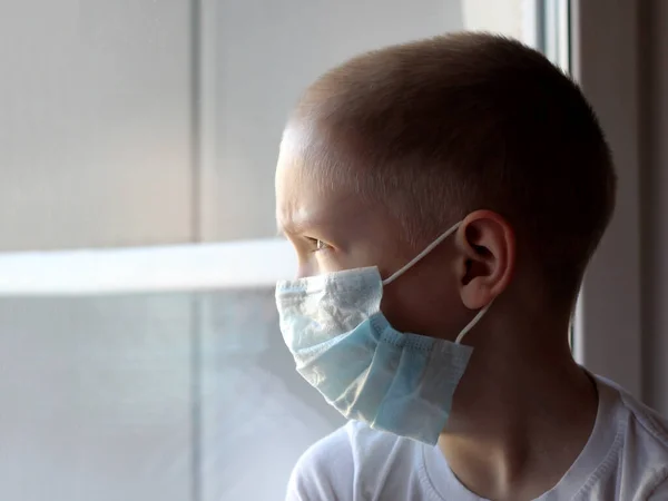 Niño Pequeño Con Una Máscara Médica Cara Advertencia Los Peligros — Foto de Stock