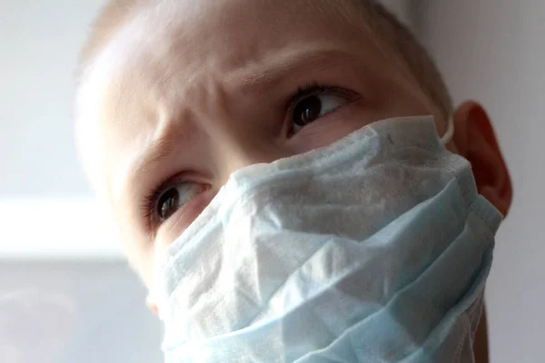 Παιδί Παιδί Μια Ιατρική Μάσκα Στο Πρόσωπό Του Προειδοποίηση Για — Φωτογραφία Αρχείου