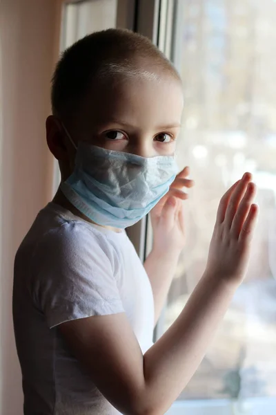 Παιδί Παιδί Μια Ιατρική Μάσκα Στο Πρόσωπό Του Προειδοποίηση Για — Φωτογραφία Αρχείου