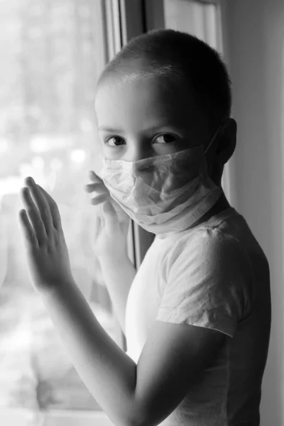 Niño Pequeño Con Una Máscara Médica Cara Advertencia Los Peligros —  Fotos de Stock