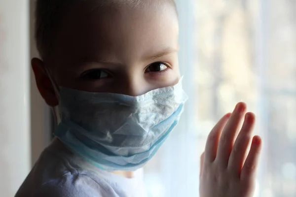 Маленький Мальчик Медицинской Маске Лице Предупреждение Опасностях Путешествия Китай Мерах — стоковое фото