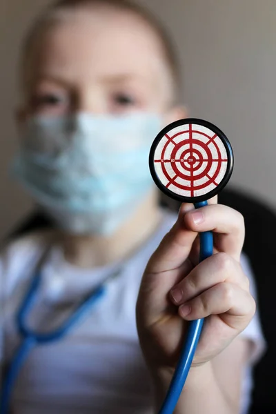 Gri Arka Planda Steteskoplu Tıbbi Maskeli Küçük Bir Çocuk Virüslerle — Stok fotoğraf
