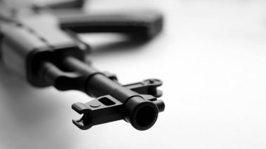 Tabanca - suç silahı oyuncağı çok yakın