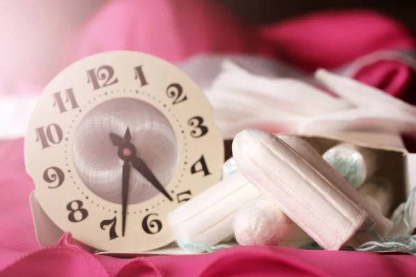 Tampons Hygiéniques Pour Femmes Horloge Produits Hygiène Proches — Photo