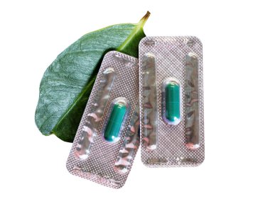 Kabarcıklara sarılı kapsüller ve beyaz arkaplanda izole edilmiş yaprak