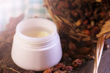 Yüz kremi ve kurutulmuş gül suyu meyvesi, kozmetik.