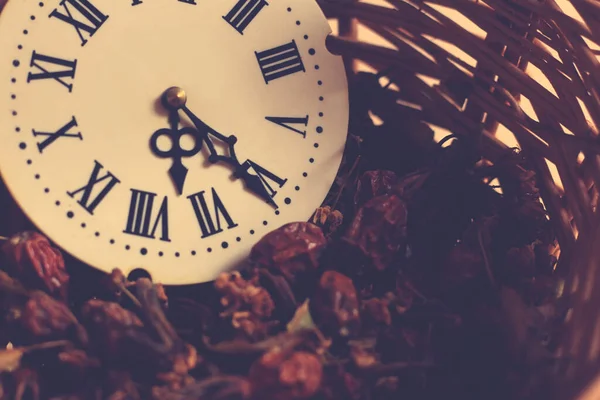 Une Vieille Horloge Avec Chiffres Romains Herbes Médicinales Médecine Ancienne — Photo