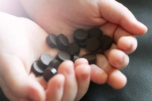 Zwarte Tabletten Handen Van Kinderen Dichtbij — Stockfoto