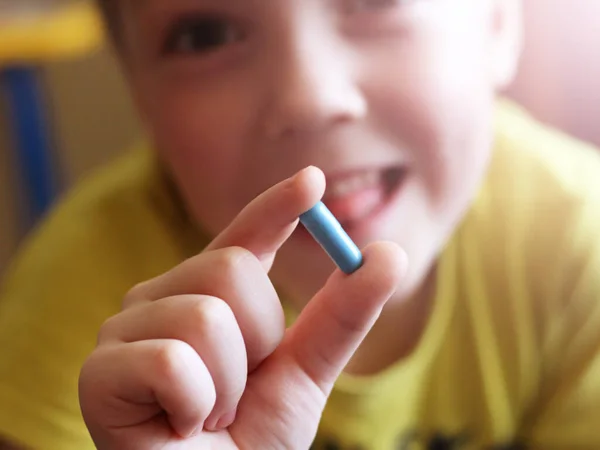 Çocuğun Elinde Mavi Bir Kapsül Makro Ilaç Var — Stok fotoğraf