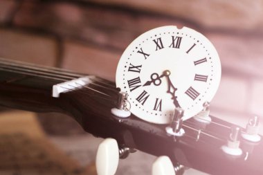 Roma rakamlı ve gitarlı saat, retro kompozisyon çok yakın