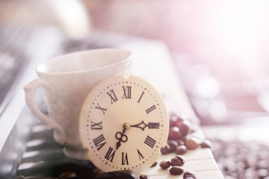 Roma rakamları ve piyanosu olan bir saat, retro