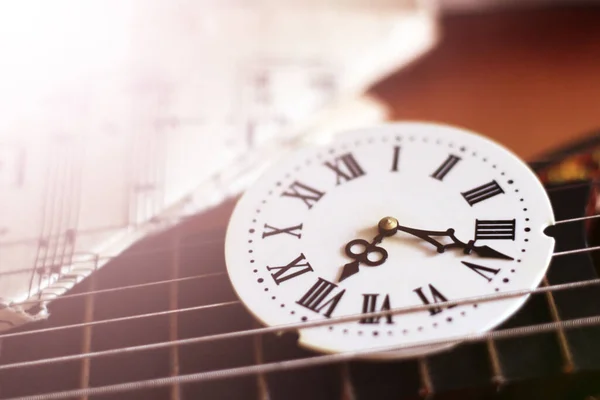 Reloj Con Números Romanos Guitarra Composición Retro Tan Cerca —  Fotos de Stock