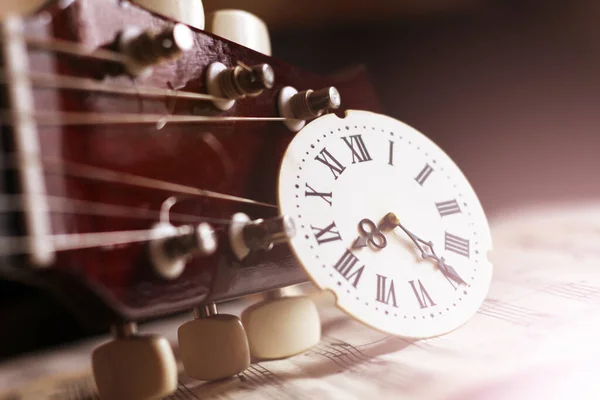 Roma rakamlı ve gitarlı saat, retro kompozisyon çok yakın