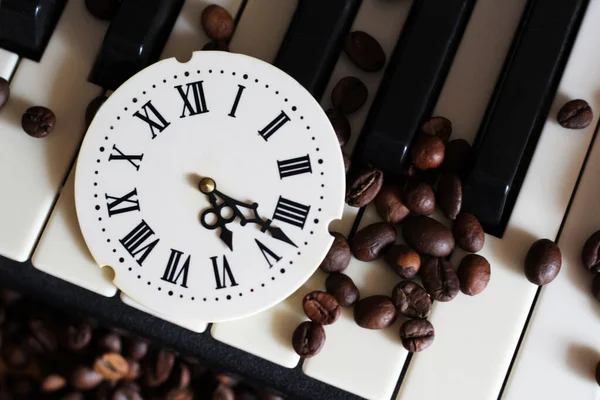 Reloj Con Números Romanos Piano Retro —  Fotos de Stock