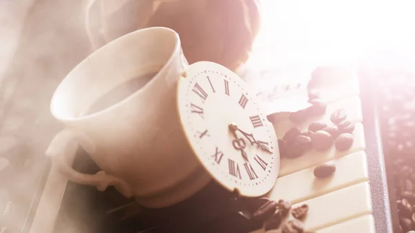 Eine Uhr Mit Römischen Ziffern Und Einem Klavier Retro — Stockfoto