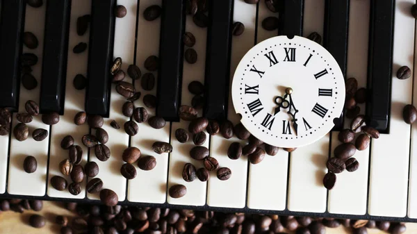 Часы Римскими Цифрами Пианино Ретро — стоковое фото