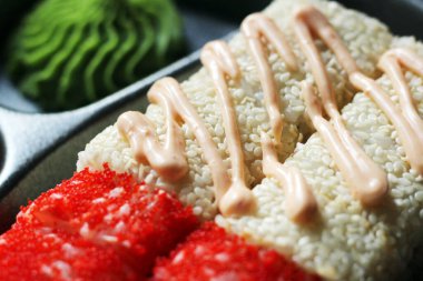 Suşi rulo pişmiş menü Japonya 'ya çok yakın.