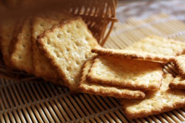 Çay ve kahve molası zamanı. Susamlı bir sürü kare kurabiye. Sağlıklı ve besleyici bir diyet için lezzetli ve sağlıklı bir kraker..