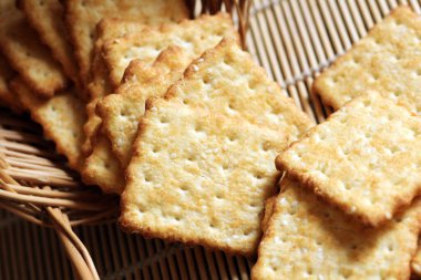 Çay ve kahve molası zamanı. Susamlı bir sürü kare kurabiye. Sağlıklı ve besleyici bir diyet için lezzetli ve sağlıklı bir kraker..