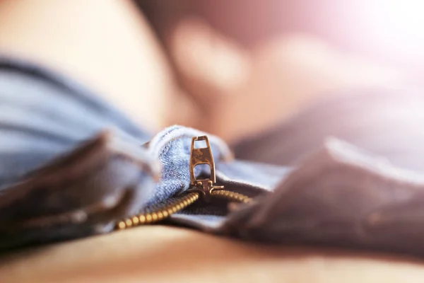 Denim Materiál Rozepnutým Zipem — Stock fotografie