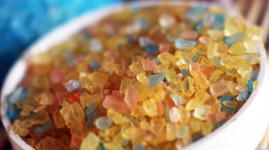 Bir kase lavanta banyosu tuzu - güzellik tedavisi