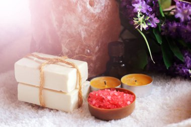 Kızıl deniz tuzu ve mor çiçekler, güzellik ve sağlık, tarz