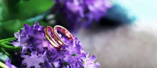 Деталі Весілля Два Золотих Обручки Фіолетовому Квітковому Пелюстці Весільного Букета — стокове фото