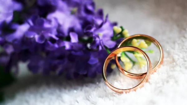 Деталі Весілля Два Золотих Обручки Фіолетовому Квітковому Пелюстці Весільного Букета — стокове фото