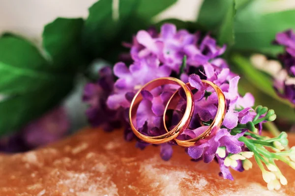 Detalhes Casamento Dois Anéis Casamento Dourados Uma Pétala Flor Roxa — Fotografia de Stock