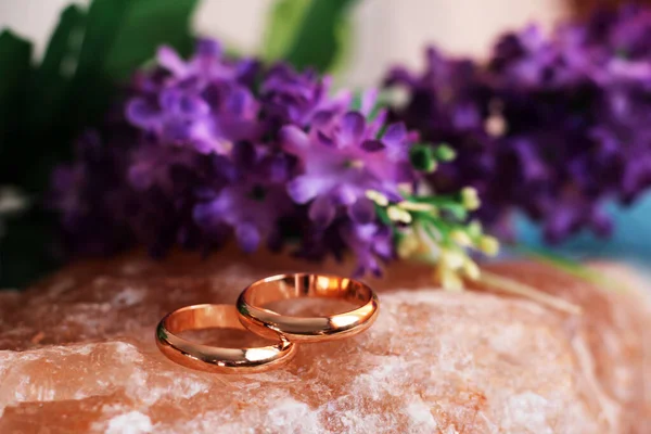 Detalhes Casamento Dois Anéis Casamento Dourados Uma Pétala Flor Roxa — Fotografia de Stock