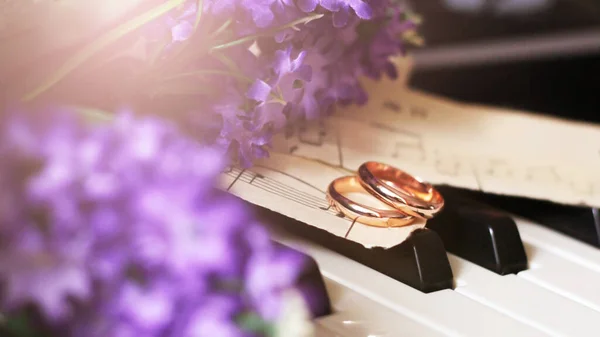 Wedding Rings Piano — Stock Photo, Image