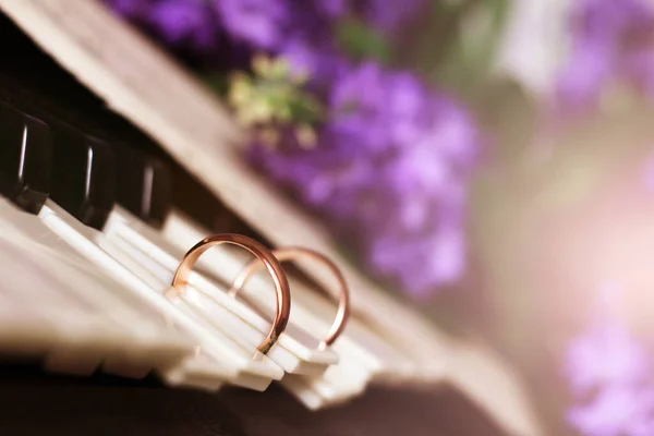 Wedding Rings Piano — Stock Photo, Image